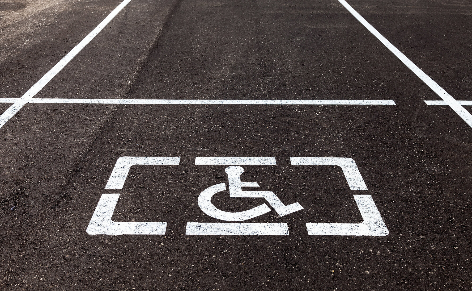 Parking marking. Разметка для инвалидов на парковке. Разметка стоянка для инвалидов. Трафарет парковка для инвалидов. Знак парковка для инвалидов на асфальте.