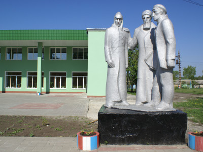 Памятник первым организаторам колхоза.