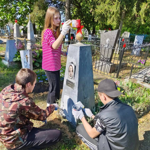 В Ракитянском районе проходят экологические субботники по уборке и благоустройству мемориалов и захоронений погибших героев.